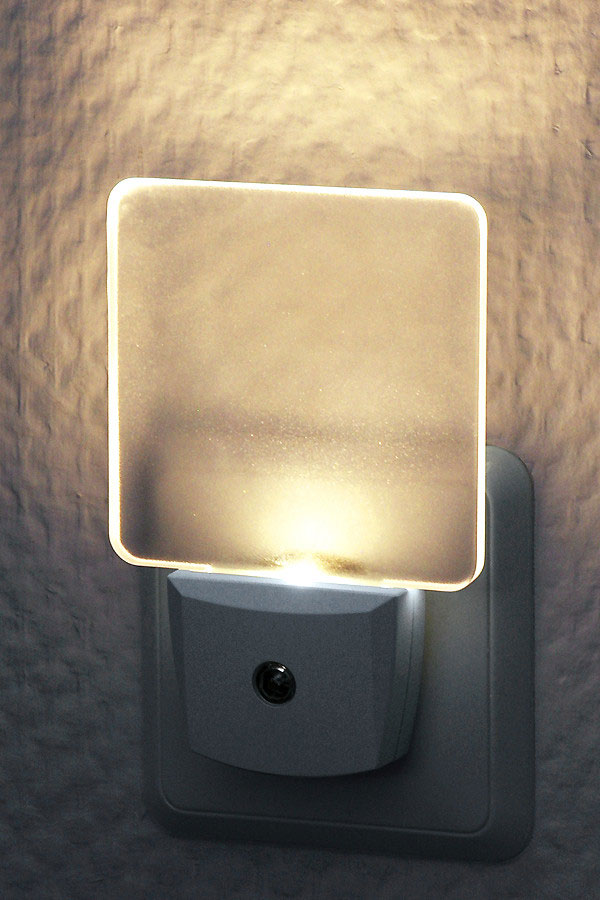 LED-Automatisches Nachtlicht für die Steckdose Nr. NL 04 / Abmessung: ca. 76 x 114 x 20 mm